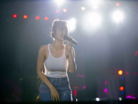 Đông Nhi để mặt mộc, mặc giản dị đi tổng duyệt chương trình cùng Khắc Việt