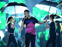 Đông Nhi để mặt mộc, mặc giản dị đi tổng duyệt chương trình cùng Khắc Việt