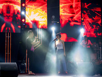 Đông Nhi để mặt mộc, mặc giản dị đi tổng duyệt chương trình cùng Khắc Việt