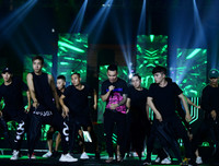 Đông Nhi để mặt mộc, mặc giản dị đi tổng duyệt chương trình cùng Khắc Việt