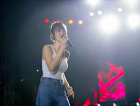 Đông Nhi để mặt mộc, mặc giản dị đi tổng duyệt chương trình cùng Khắc Việt