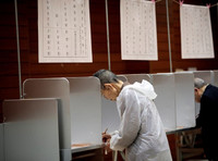 Chùm ảnh cử tri Nhật Bản đội mưa bão đi bầu cử hạ viện