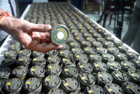 [ẢNH] Tổng thống Trump bất ngờ gỡ bỏ lệnh cấm dùng mìn chống bộ binh