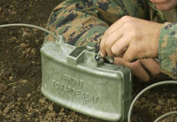 [ẢNH] Tổng thống Trump bất ngờ gỡ bỏ lệnh cấm dùng mìn chống bộ binh