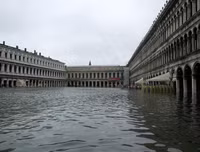 [ẢNH] Khách du lịch bì bõm lội nước… khi tới Venice, Italy