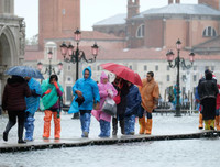 [ẢNH] Khách du lịch bì bõm lội nước… khi tới Venice, Italy