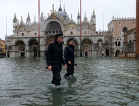 [ẢNH] Khách du lịch bì bõm lội nước… khi tới Venice, Italy