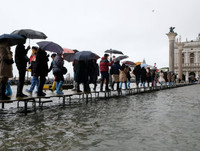 [ẢNH] Khách du lịch bì bõm lội nước… khi tới Venice, Italy