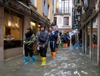[ẢNH] Khách du lịch bì bõm lội nước… khi tới Venice, Italy
