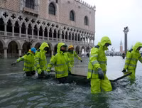 [ẢNH] Khách du lịch bì bõm lội nước… khi tới Venice, Italy