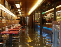 [ẢNH] Khách du lịch bì bõm lội nước… khi tới Venice, Italy