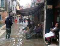 [ẢNH] Khách du lịch bì bõm lội nước… khi tới Venice, Italy