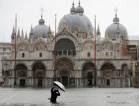 [ẢNH] Khách du lịch bì bõm lội nước… khi tới Venice, Italy