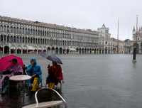[ẢNH] Khách du lịch bì bõm lội nước… khi tới Venice, Italy