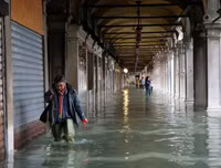 [ẢNH] Khách du lịch bì bõm lội nước… khi tới Venice, Italy