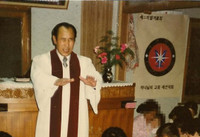 [ẢNH] 'Hội Thánh Đức Chúa Trời' khiến người ta u mê, đập bỏ bàn thờ tổ tiên bắt nguồn từ đâu?