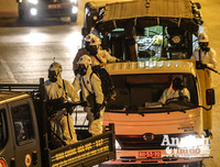 [ẢNH] Phun khử khuẩn bệnh viện Bạch Mai, chở người nhà bệnh nhân đến khu cách ly tập trung