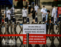 [ẢNH] Phun khử khuẩn bệnh viện Bạch Mai, chở người nhà bệnh nhân đến khu cách ly tập trung