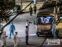 [ẢNH] Phun khử khuẩn bệnh viện Bạch Mai, chở người nhà bệnh nhân đến khu cách ly tập trung