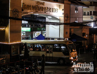 [ẢNH] Phun khử khuẩn bệnh viện Bạch Mai, chở người nhà bệnh nhân đến khu cách ly tập trung