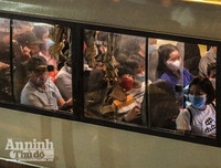 [ẢNH] Phun khử khuẩn bệnh viện Bạch Mai, chở người nhà bệnh nhân đến khu cách ly tập trung