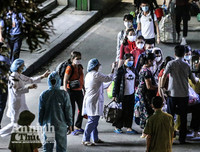 [ẢNH] Phun khử khuẩn bệnh viện Bạch Mai, chở người nhà bệnh nhân đến khu cách ly tập trung