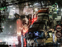 [ẢNH] Phun khử khuẩn bệnh viện Bạch Mai, chở người nhà bệnh nhân đến khu cách ly tập trung