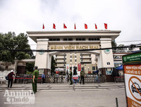 [ẢNH] Phun khử khuẩn bệnh viện Bạch Mai, chở người nhà bệnh nhân đến khu cách ly tập trung