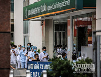 [ẢNH] Phun khử khuẩn bệnh viện Bạch Mai, chở người nhà bệnh nhân đến khu cách ly tập trung