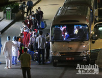 [ẢNH] Phun khử khuẩn bệnh viện Bạch Mai, chở người nhà bệnh nhân đến khu cách ly tập trung