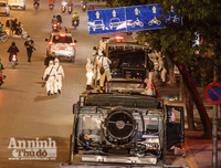 [ẢNH] Phun khử khuẩn bệnh viện Bạch Mai, chở người nhà bệnh nhân đến khu cách ly tập trung