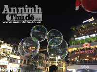 Chùm ảnh: Bóng bay đèn led rực rỡ, lạ mắt trên phố Hà Nội