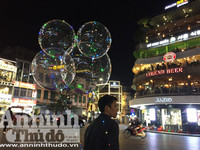 Chùm ảnh: Bóng bay đèn led rực rỡ, lạ mắt trên phố Hà Nội