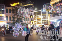 Chùm ảnh: Bóng bay đèn led rực rỡ, lạ mắt trên phố Hà Nội