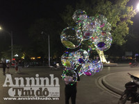 Chùm ảnh: Bóng bay đèn led rực rỡ, lạ mắt trên phố Hà Nội