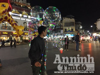 Chùm ảnh: Bóng bay đèn led rực rỡ, lạ mắt trên phố Hà Nội