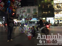 Chùm ảnh: Bóng bay đèn led rực rỡ, lạ mắt trên phố Hà Nội
