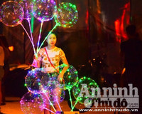 Chùm ảnh: Bóng bay đèn led rực rỡ, lạ mắt trên phố Hà Nội