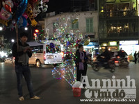 Chùm ảnh: Bóng bay đèn led rực rỡ, lạ mắt trên phố Hà Nội