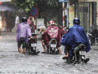 [ẢNH] Người Hà Nội mắc kẹt giữa phố sau mưa lớn