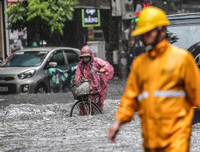 [ẢNH] Người Hà Nội mắc kẹt giữa phố sau mưa lớn