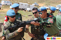 [ẢNH] Chiến sĩ gìn giữ hòa bình Việt Nam huấn luyện sử dụng súng trường Pindad SS2 tối tân