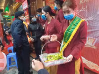 Lo sợ virus Corona, khách hàng không còn chen chúc cửa hàng vàng ngày Thần Tài