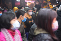 Lo sợ virus Corona, khách hàng không còn chen chúc cửa hàng vàng ngày Thần Tài