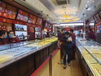 Lo sợ virus Corona, khách hàng không còn chen chúc cửa hàng vàng ngày Thần Tài