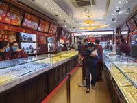 Lo sợ virus Corona, khách hàng không còn chen chúc cửa hàng vàng ngày Thần Tài