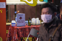 Lo sợ virus Corona, khách hàng không còn chen chúc cửa hàng vàng ngày Thần Tài