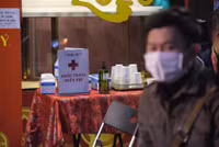 Lo sợ virus Corona, khách hàng không còn chen chúc cửa hàng vàng ngày Thần Tài