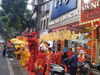 Lo sợ virus Corona, khách hàng không còn chen chúc cửa hàng vàng ngày Thần Tài