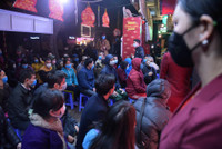 Lo sợ virus Corona, khách hàng không còn chen chúc cửa hàng vàng ngày Thần Tài